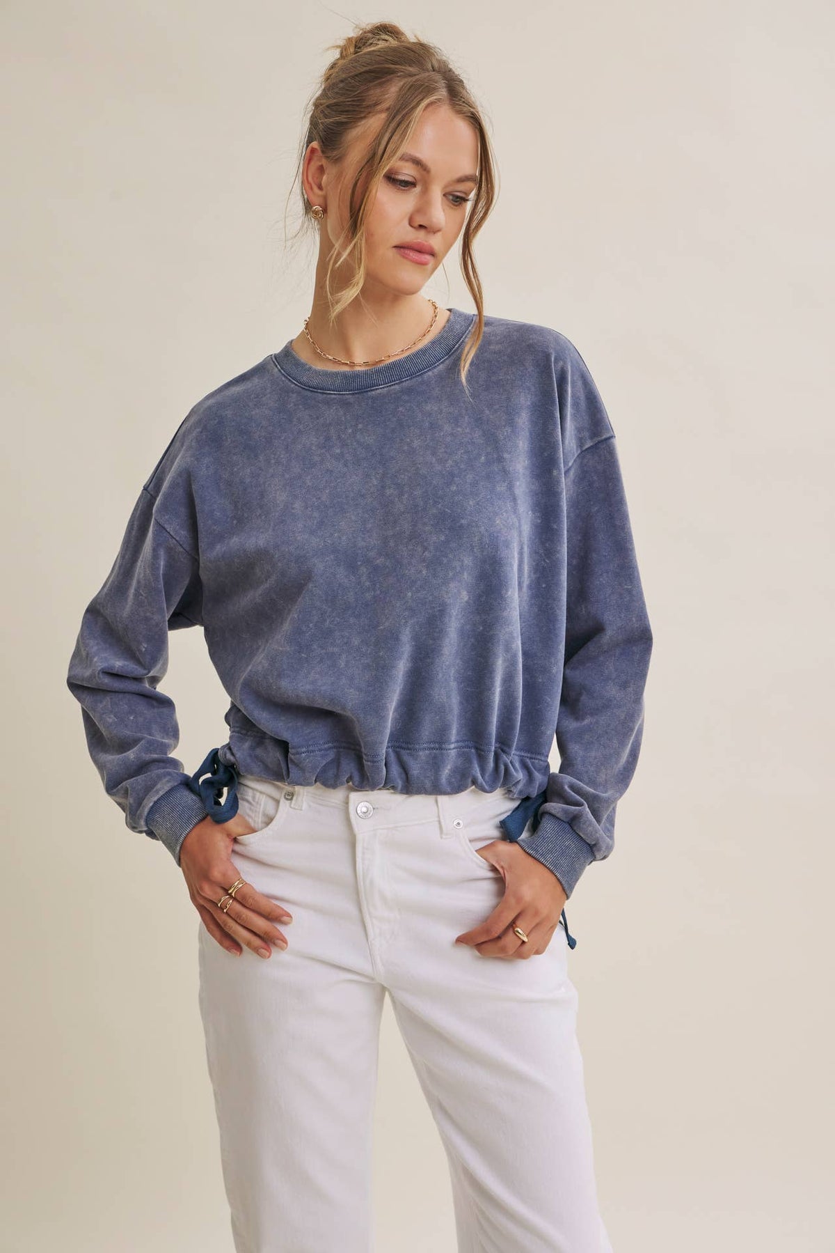 SOFT FADED MINERAL-WASHED SWEATSHIRT WITH CINCHED WAIST