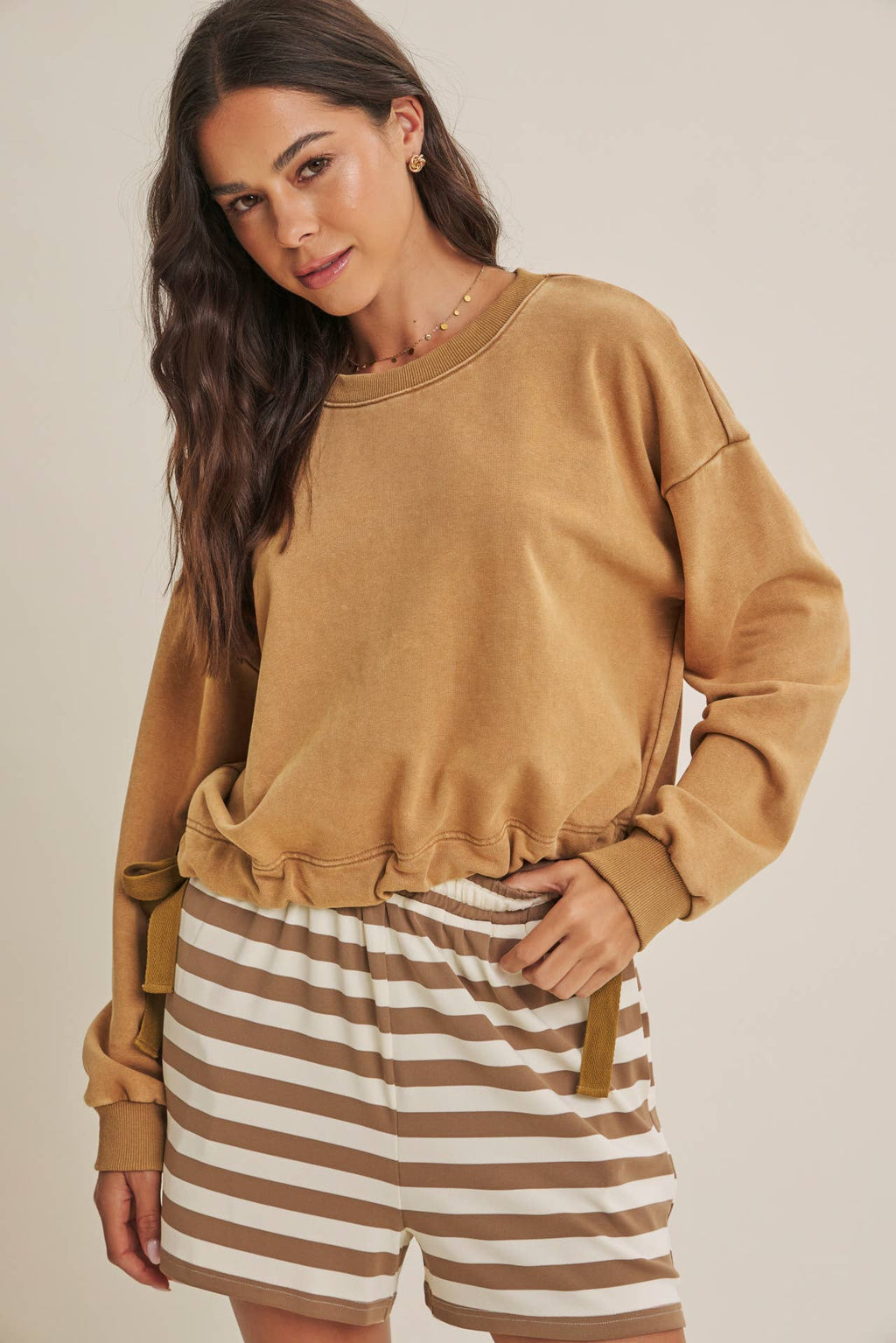 SOFT FADED MINERAL-WASHED SWEATSHIRT WITH CINCHED WAIST