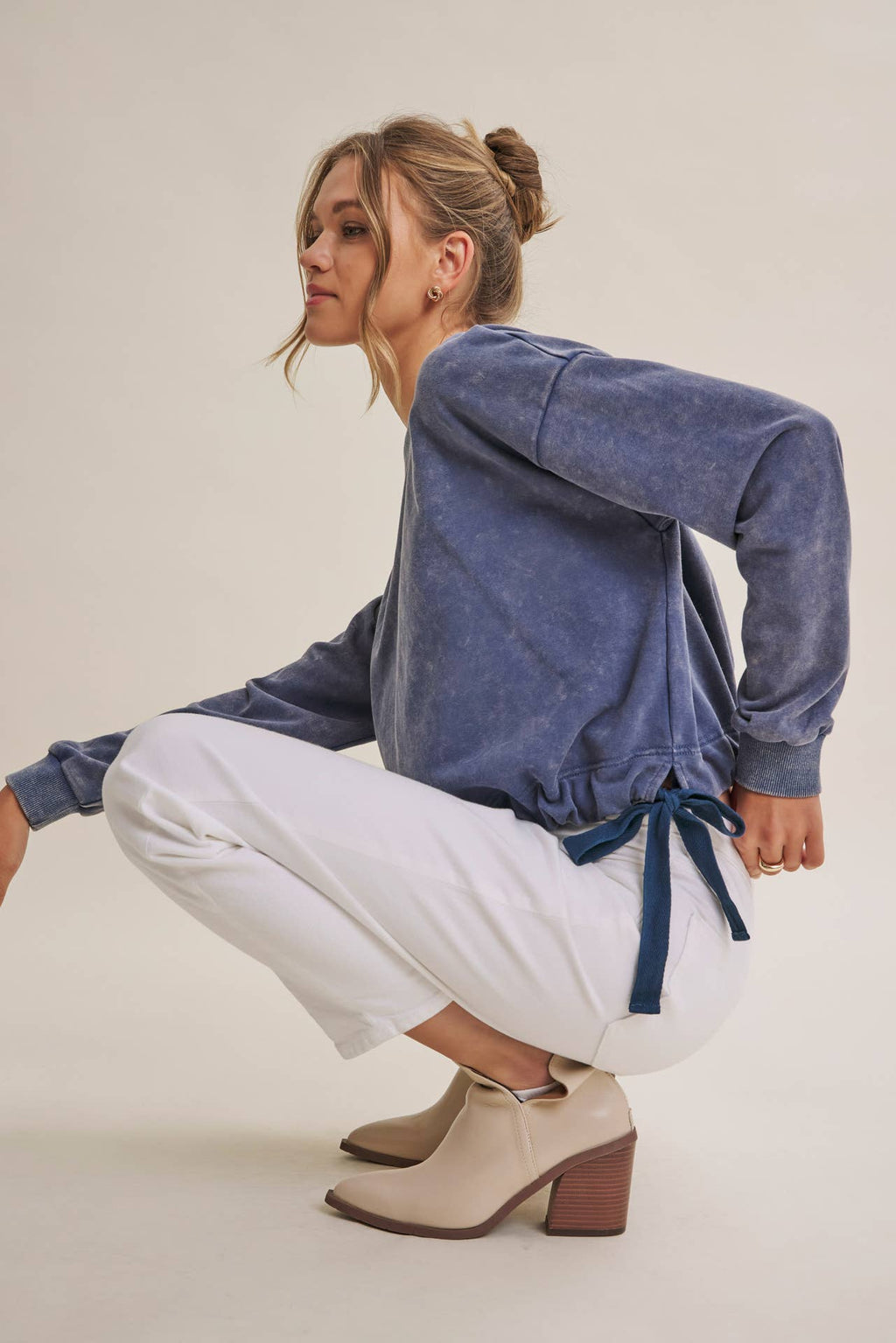 SOFT FADED MINERAL-WASHED SWEATSHIRT WITH CINCHED WAIST