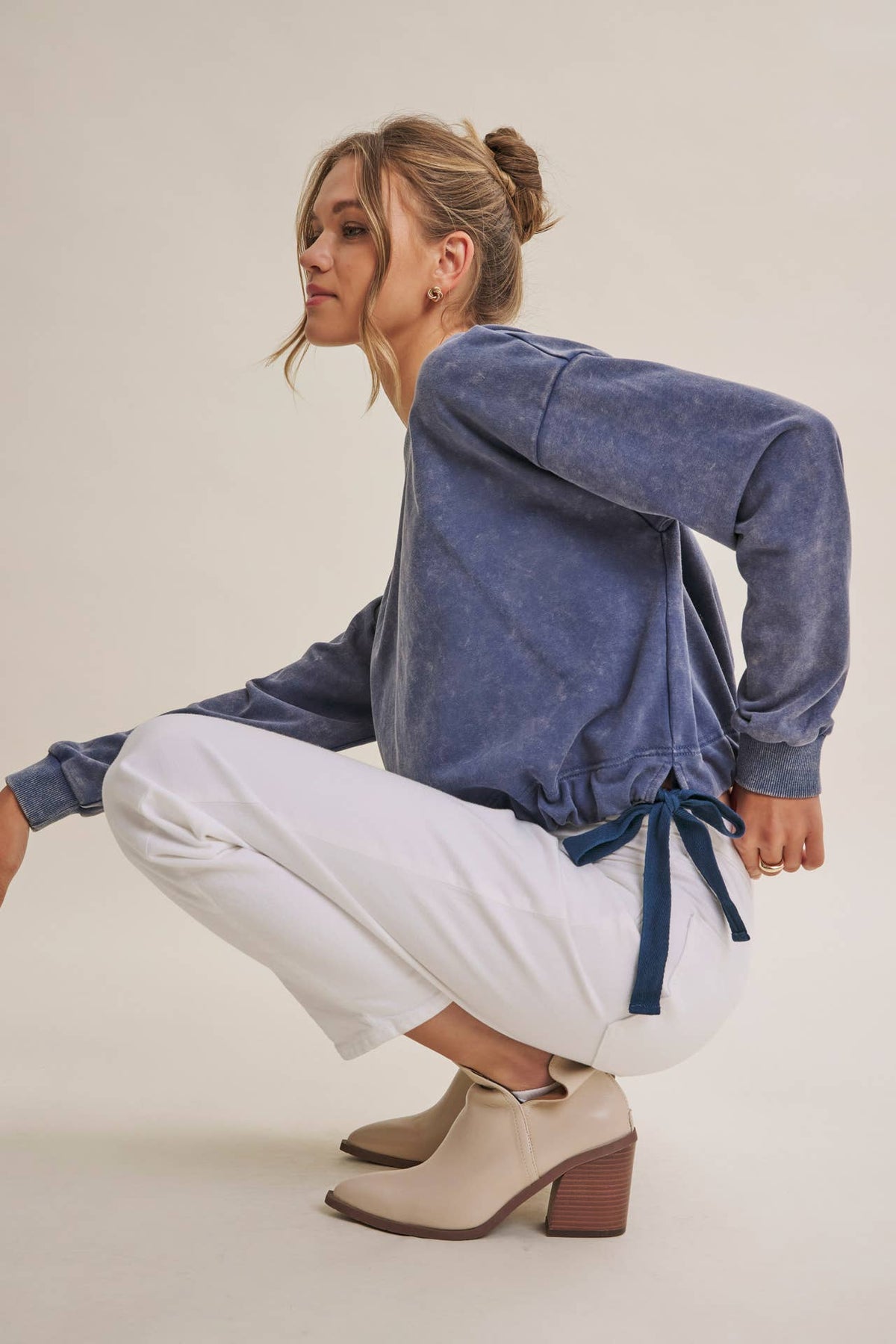 SOFT FADED MINERAL-WASHED SWEATSHIRT WITH CINCHED WAIST