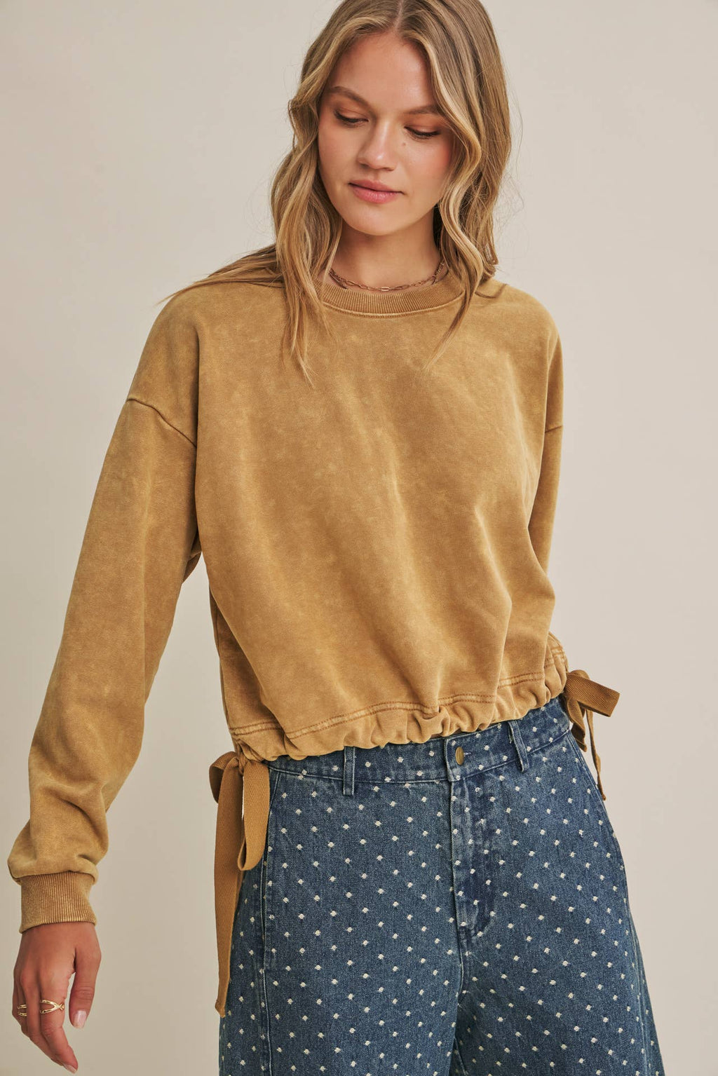 SOFT FADED MINERAL-WASHED SWEATSHIRT WITH CINCHED WAIST
