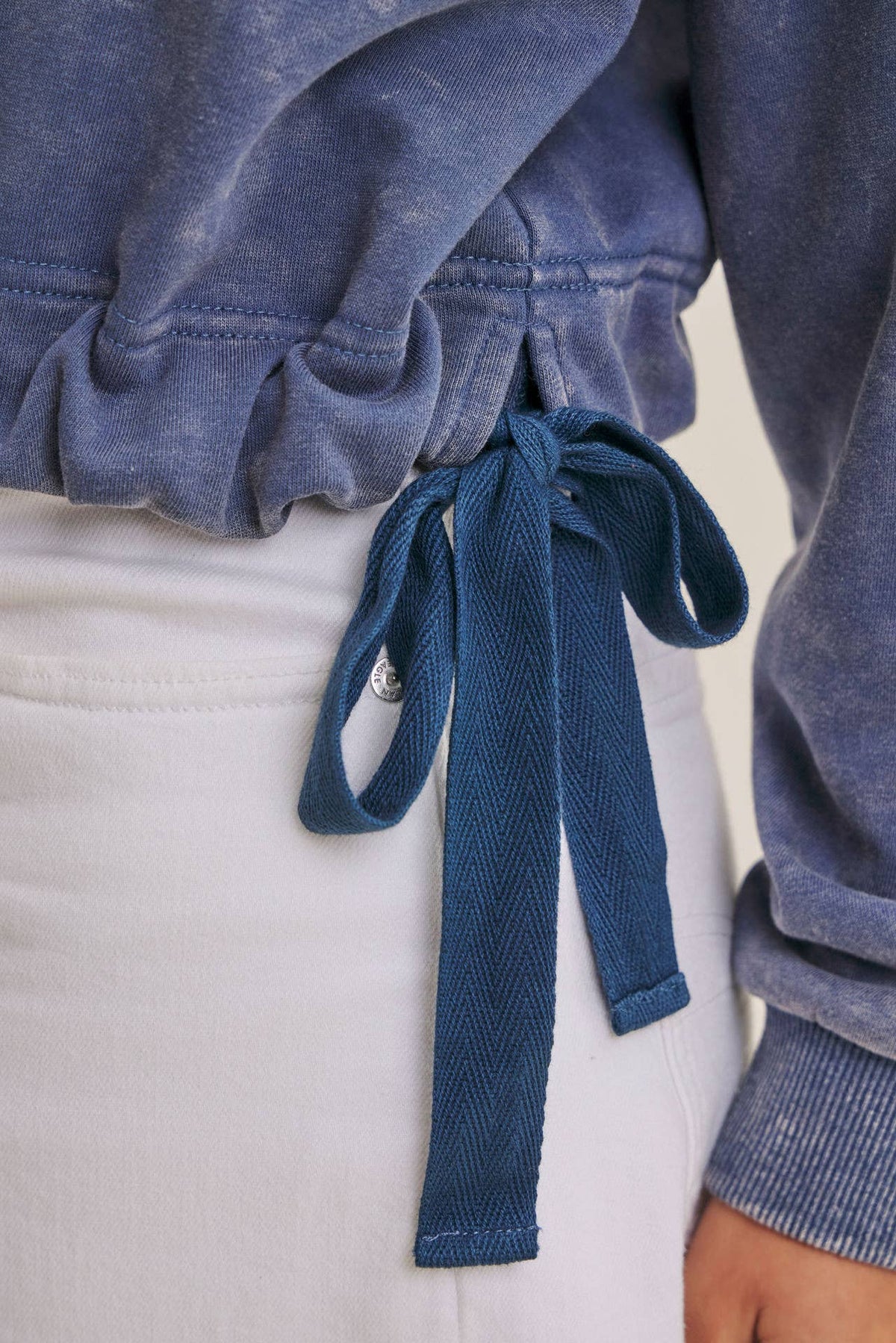 SOFT FADED MINERAL-WASHED SWEATSHIRT WITH CINCHED WAIST