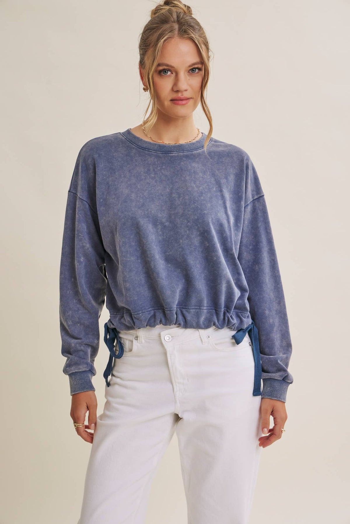 SOFT FADED MINERAL-WASHED SWEATSHIRT WITH CINCHED WAIST