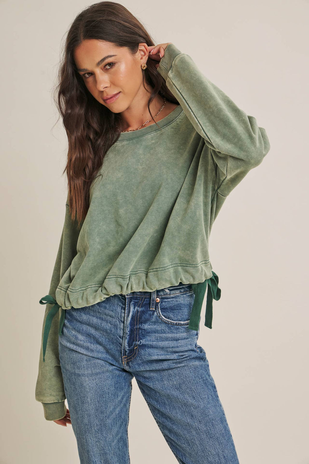 SOFT FADED MINERAL-WASHED SWEATSHIRT WITH CINCHED WAIST