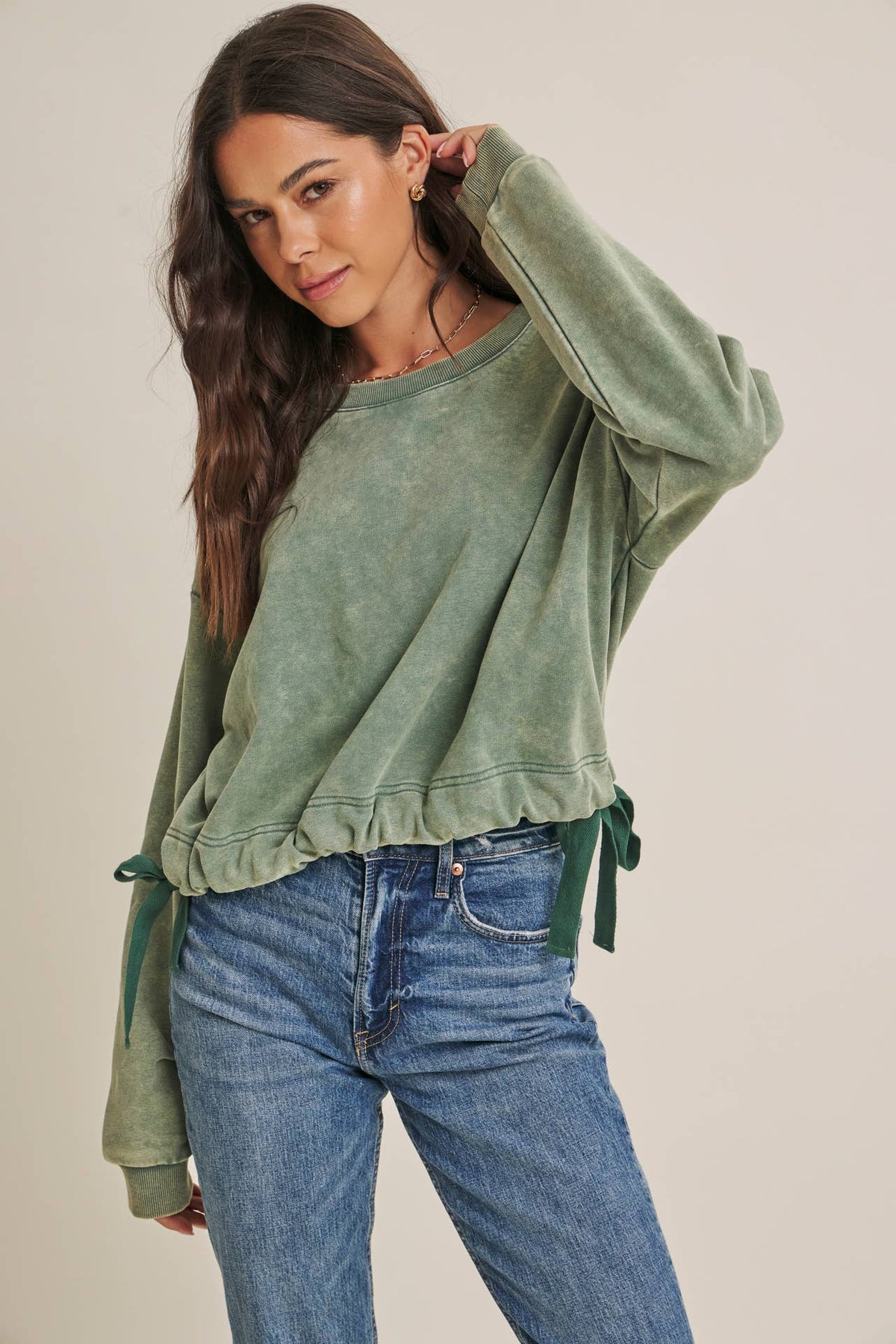 SOFT FADED MINERAL-WASHED SWEATSHIRT WITH CINCHED WAIST