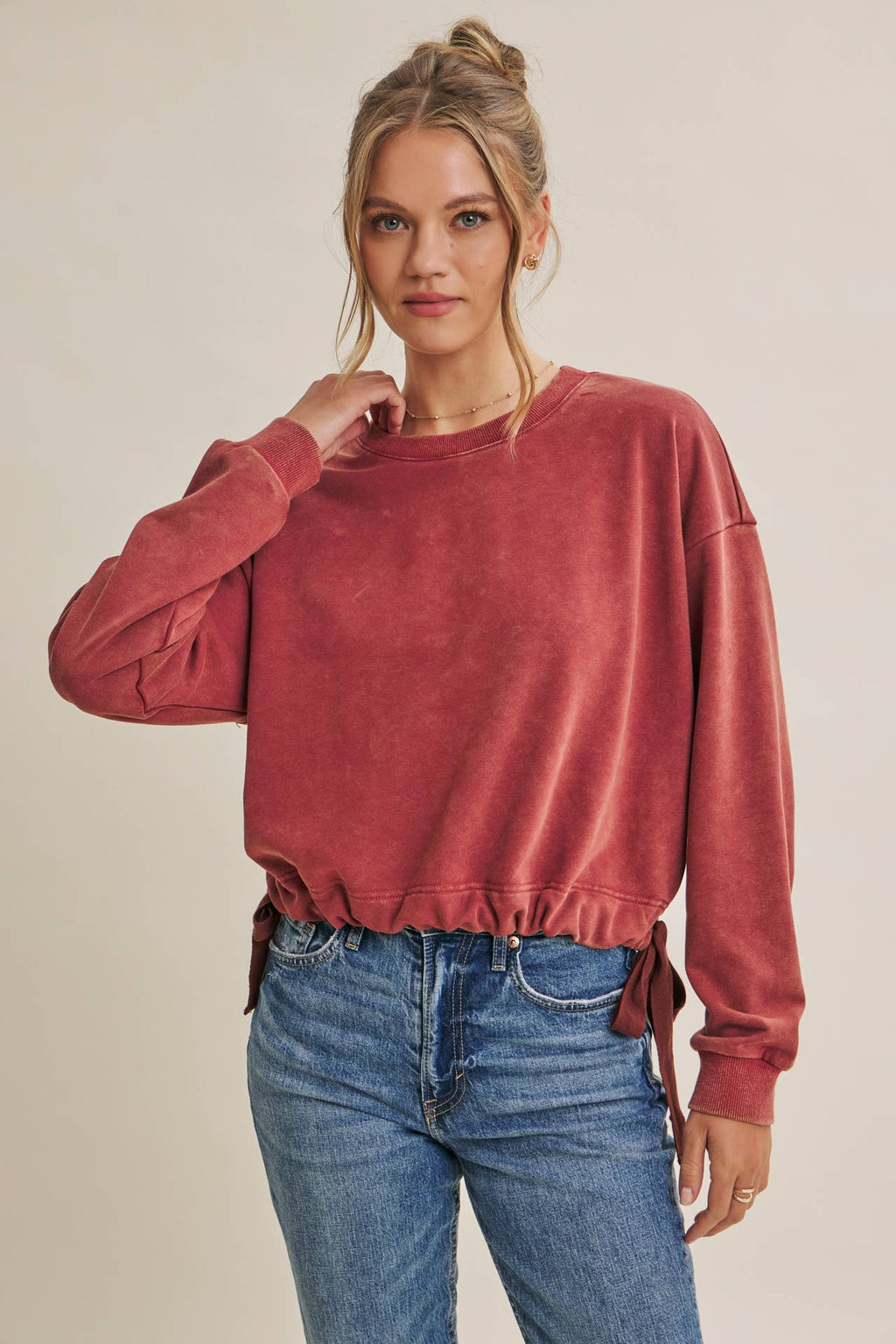 SOFT FADED MINERAL-WASHED SWEATSHIRT WITH CINCHED WAIST