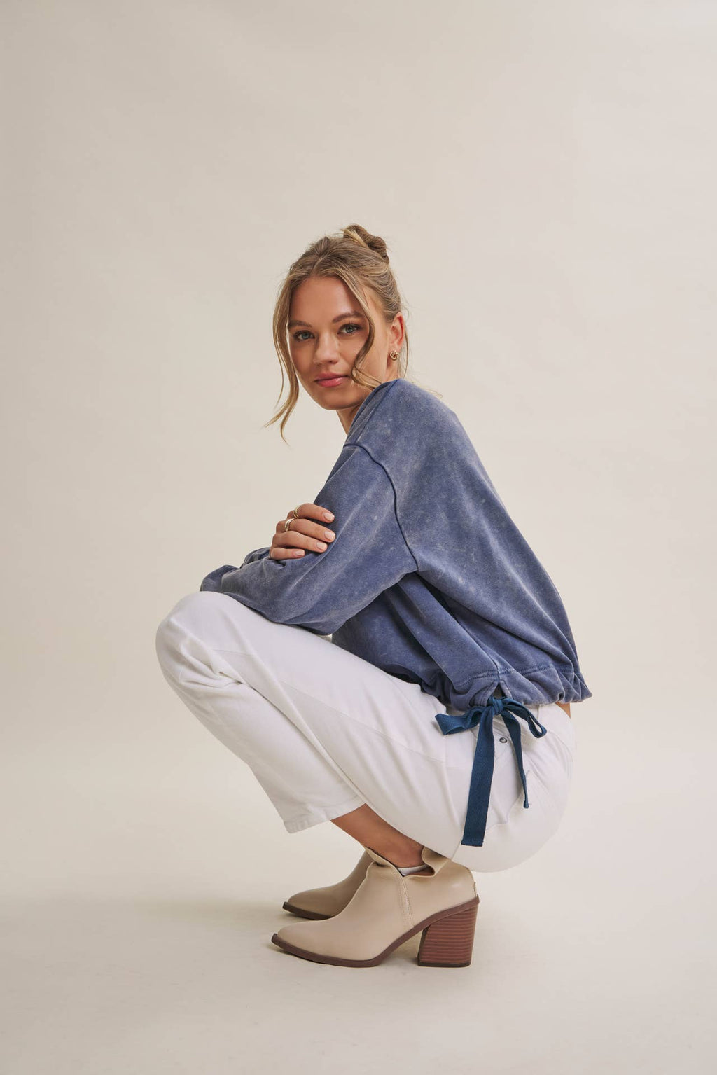 SOFT FADED MINERAL-WASHED SWEATSHIRT WITH CINCHED WAIST