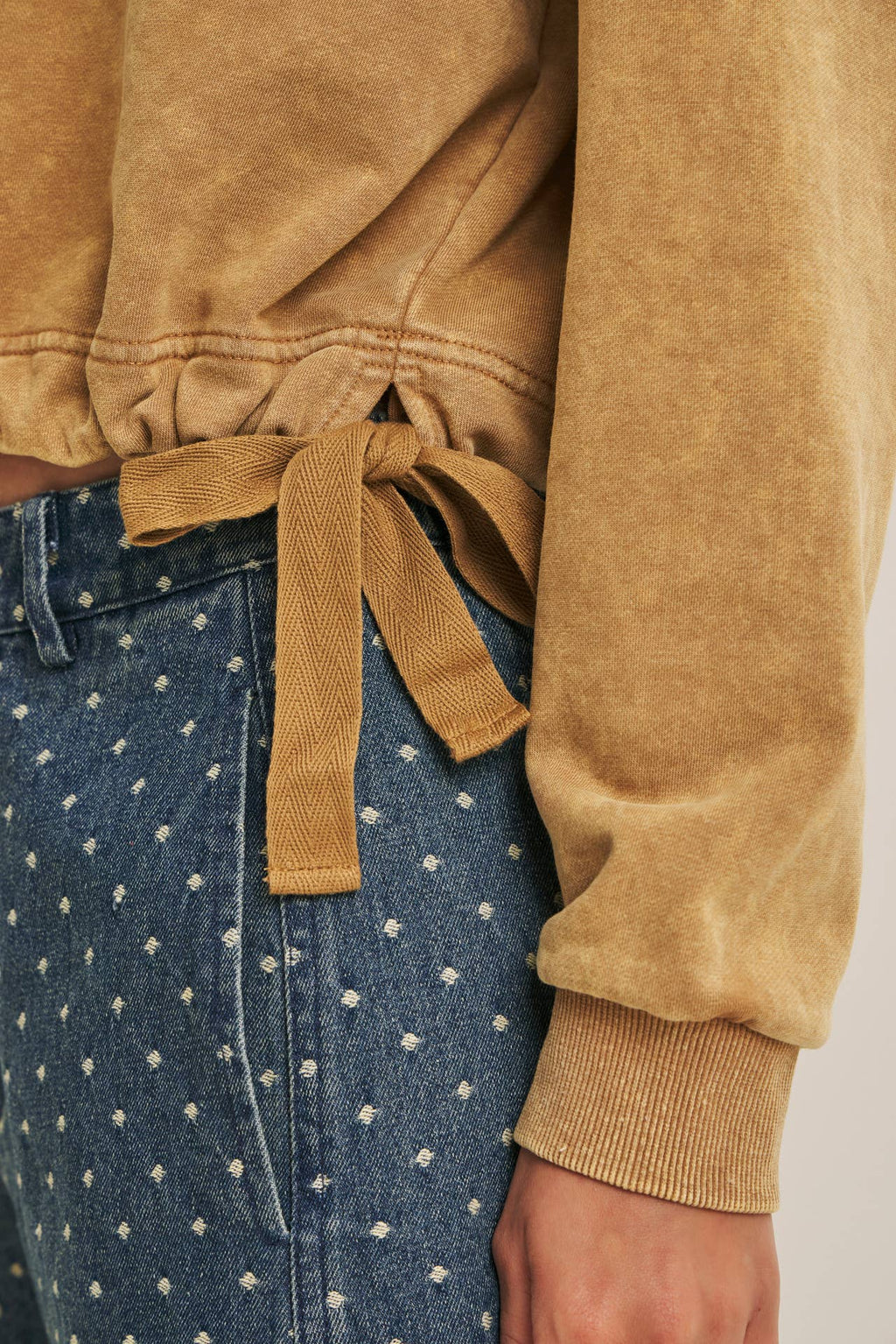 SOFT FADED MINERAL-WASHED SWEATSHIRT WITH CINCHED WAIST