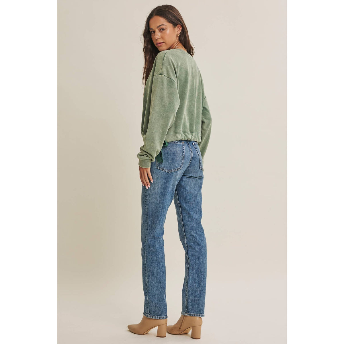 SOFT FADED MINERAL-WASHED SWEATSHIRT WITH CINCHED WAIST