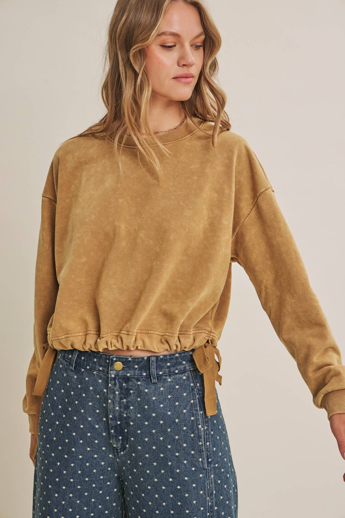 SOFT FADED MINERAL-WASHED SWEATSHIRT WITH CINCHED WAIST